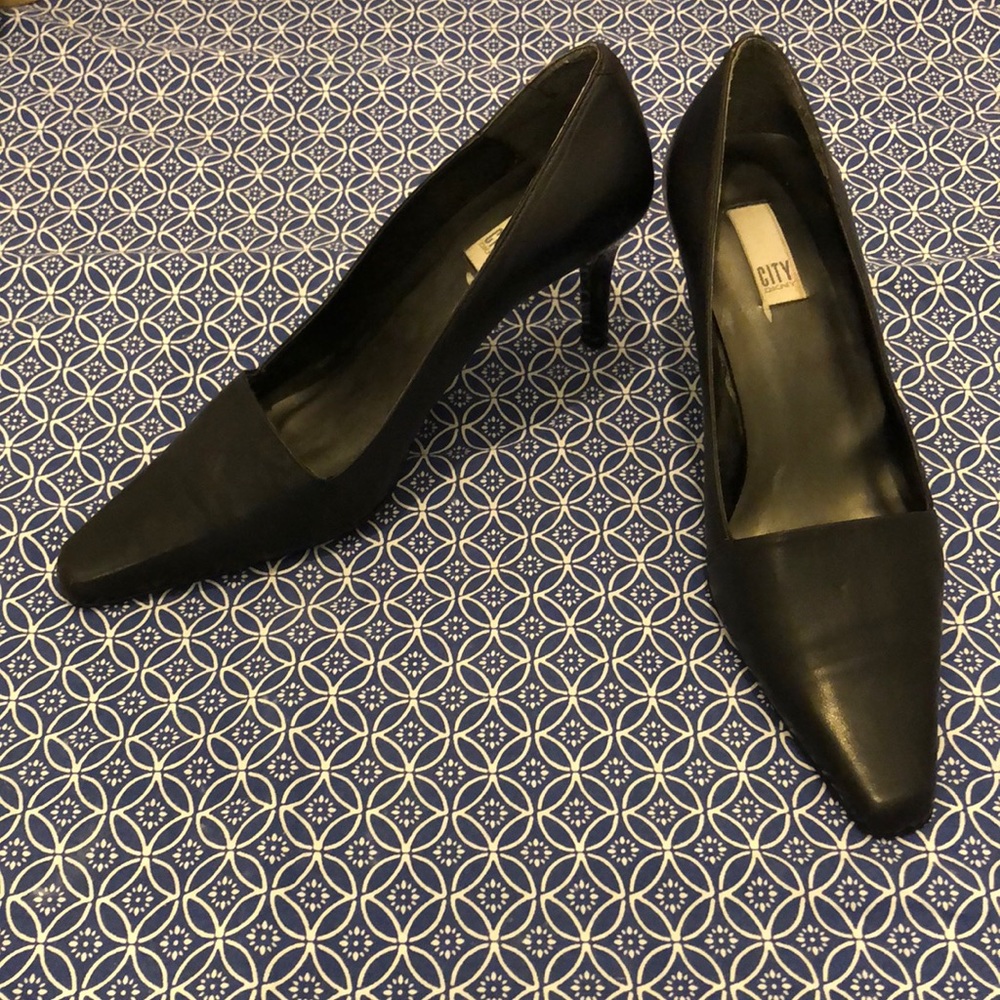 DKNY (Donna Karan) navy leather high heel pumps, size 10